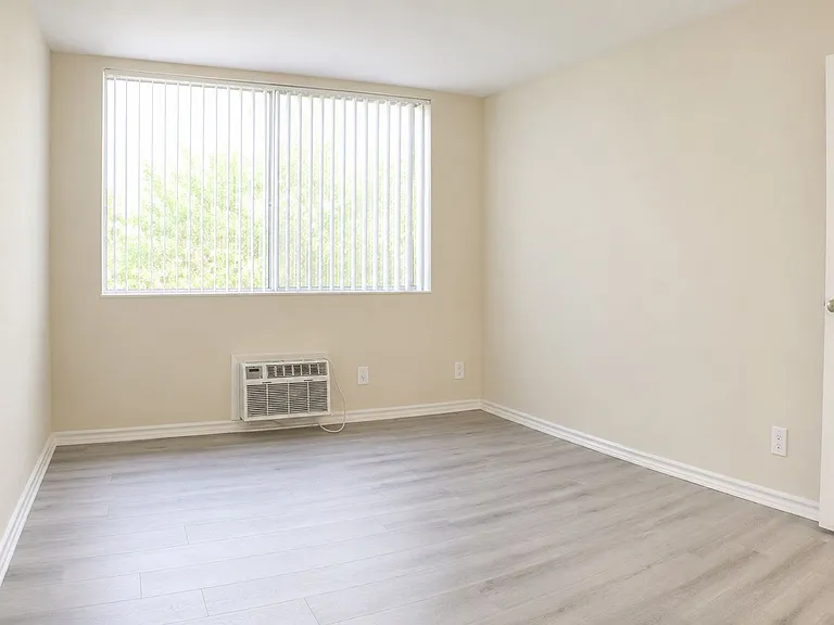 Reseda Gardens Apartments — Photo 16