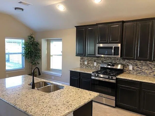 3 bed, 2.0 bath, 1987 sqft, $1,950 — Photo 4