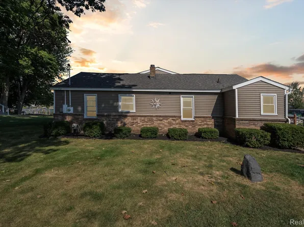 2236 Grove Park Rd, Fenton, MI 48430
