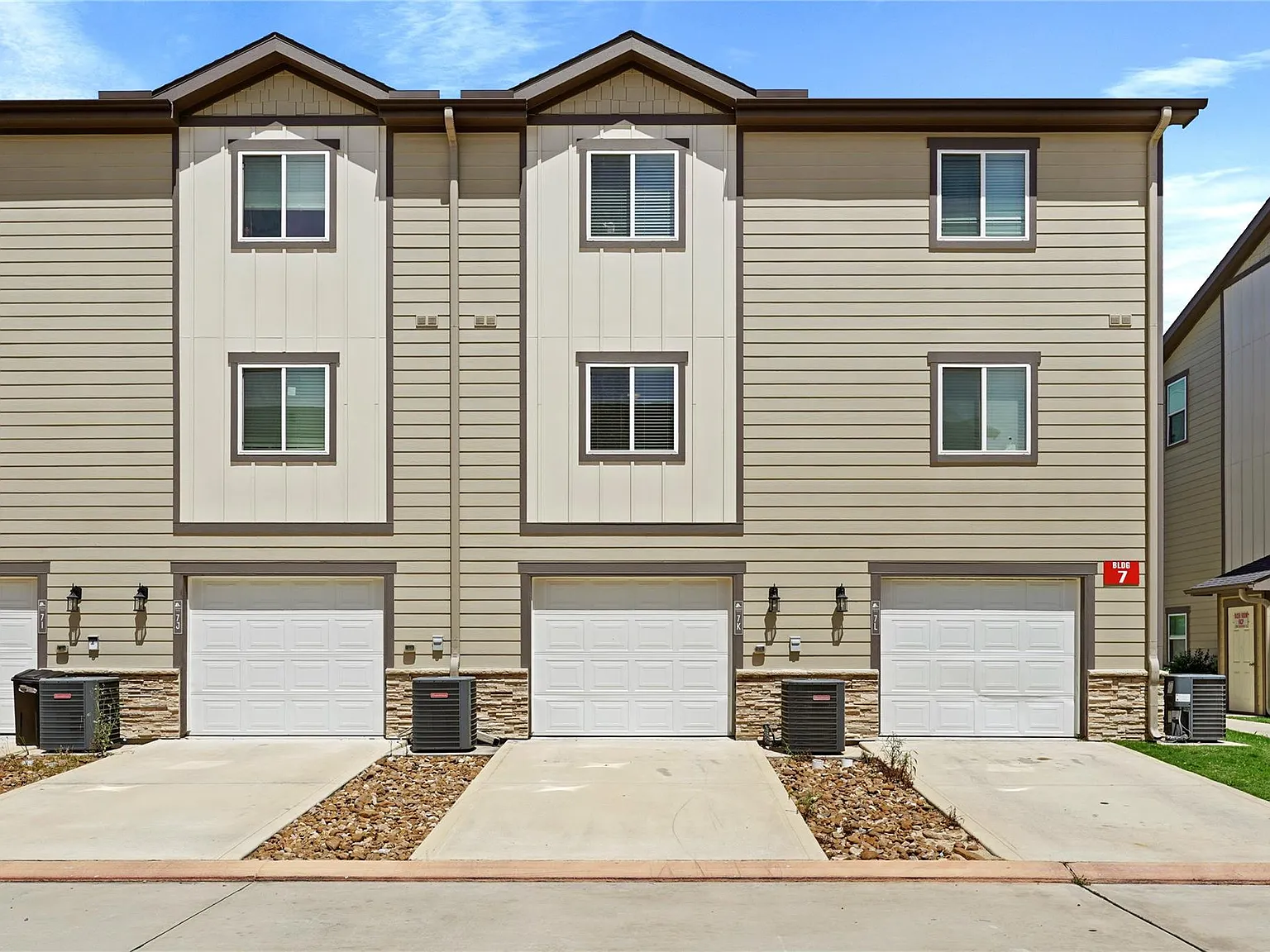 3 bed, 2.5 bath, 1688 sqft, $1,900 — Photo 4