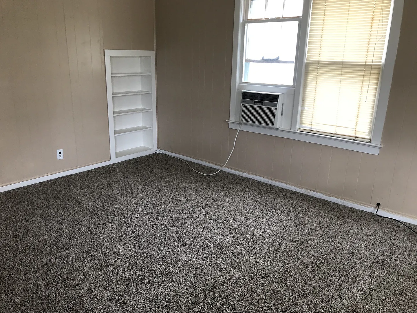 Cute Two Bedroom — Photo 2