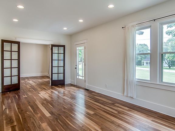 2nd image of 215 Maplewood Trce