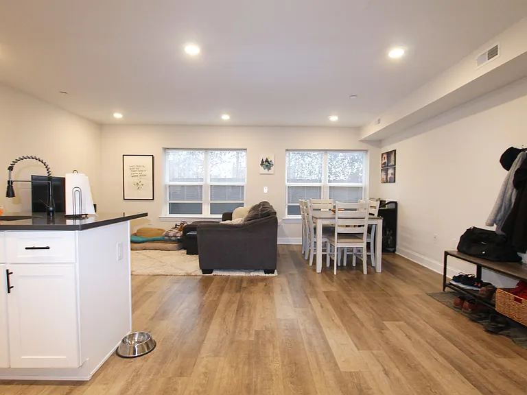 492 Roxborough Ave — Photo 40