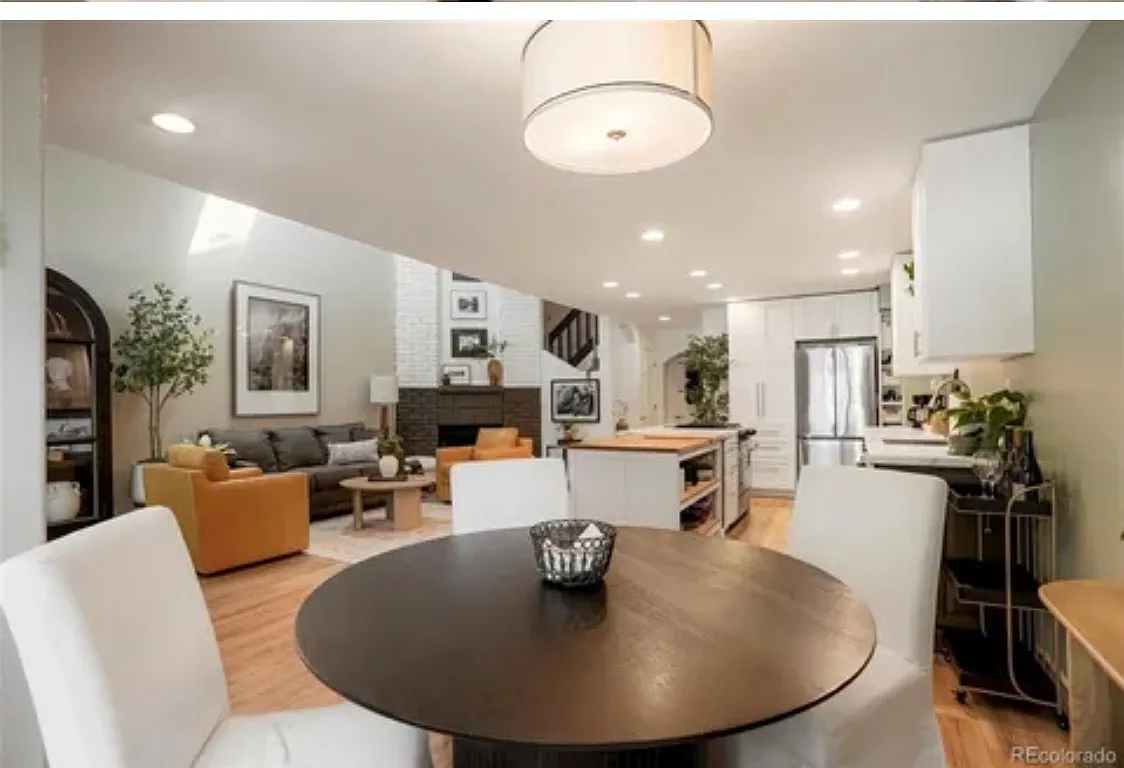 3 bed, 2400 sqft, $3,099 — Photo 2
