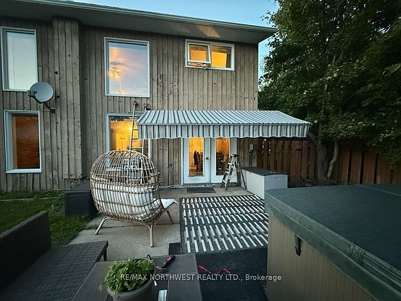 4th image of 70 Wood St