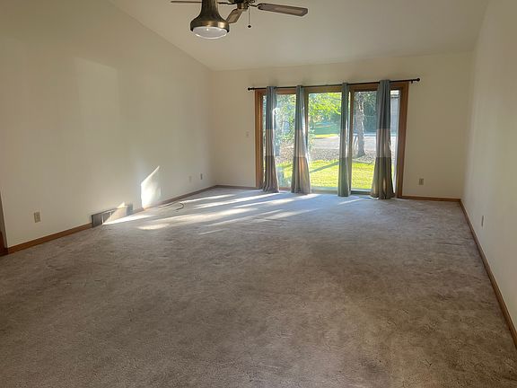 3rd image of 1426 Temple Cir
