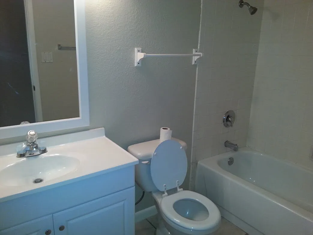 4 bed, 2.0 bath, 1384 sqft, $2,400 — Photo 2