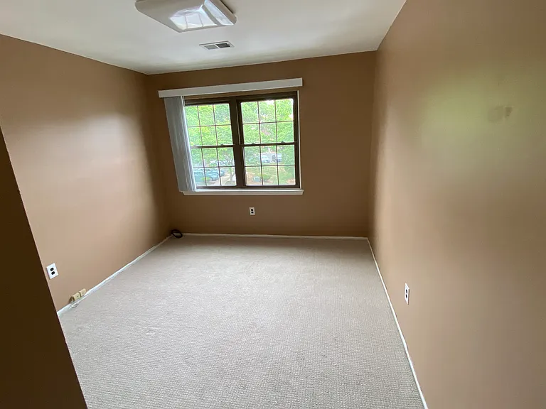 410 Green Hollow Dr — Photo 7