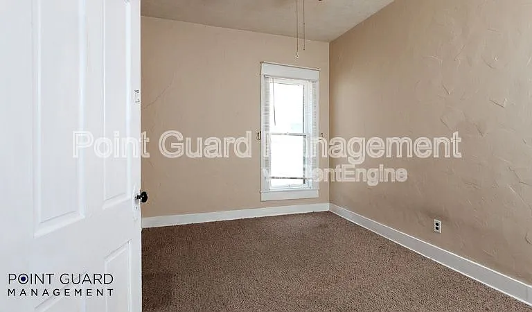 221 S Millwood Ave — Photo 8