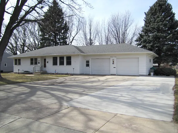 1907 McClellan Dr, Huron, SD 57350