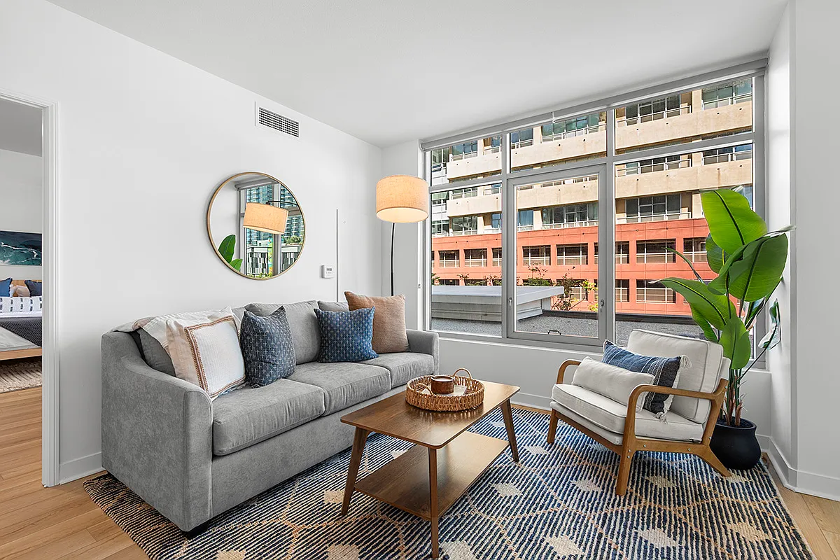 2 bed, 975 sqft, $5,200 — Photo 1