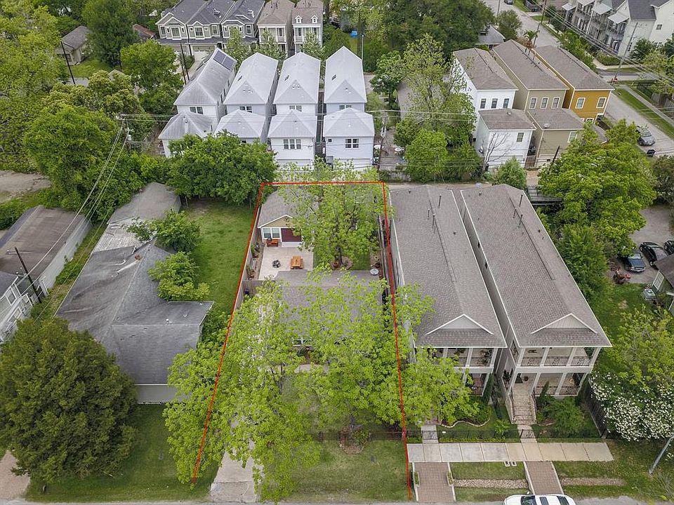 SINGLE FAMILY BUNGALOW STYLE HOME IN SOUGHT AFTER HOUSTON HEIGHTS! (SUNSET HEIGHTS SECTION) MAJORITY OF THE STREET HAS TURNED. N