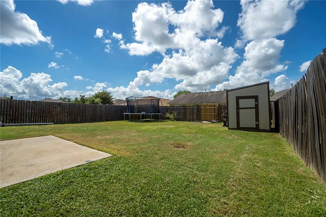 4 bed, 3.0 bath, 2420 sqft, $1,850 — Photo 4