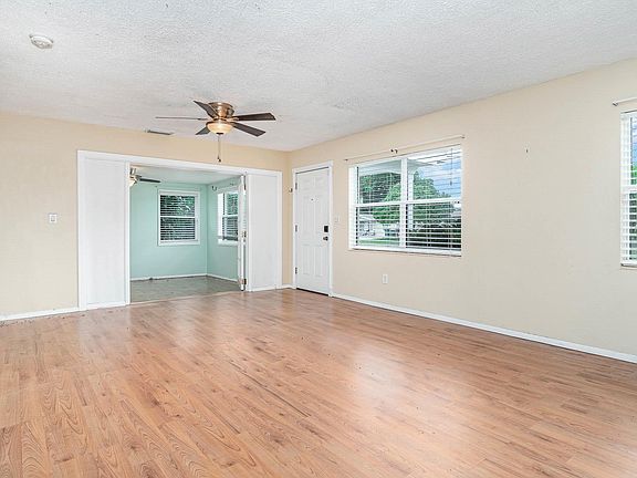3rd image of 2423 Andrews Ave