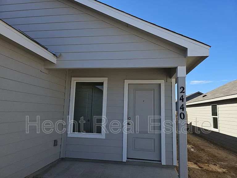 2440 Lost Creek Rd — Photo 2
