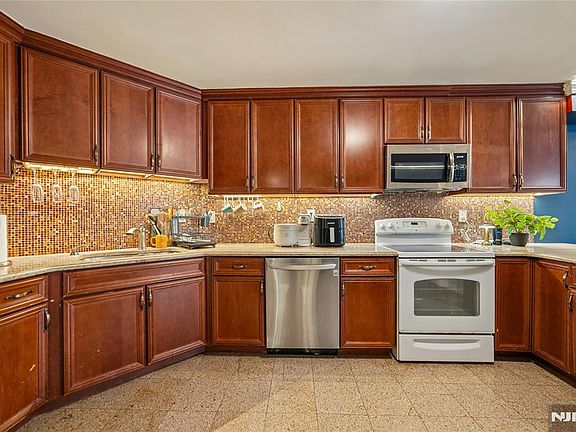 4th image of 1055 River Rd APT 302
