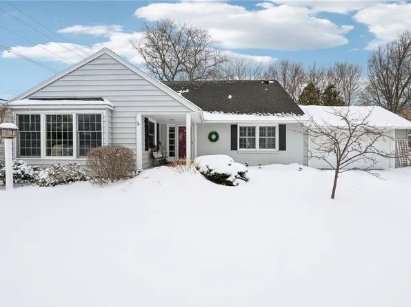 4 Round Trail Dr, Pittsford, NY 14534