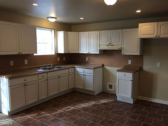 3rd image of 29325 Galloway St