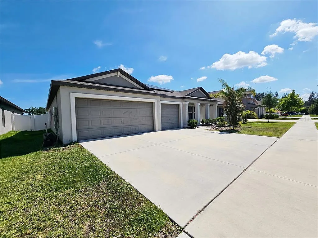 4 bed, 2.5 bath, 2439 sqft, $2,600 — Photo 3
