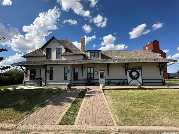 700 Main STREET E, Gravelbourg, SK S0H 1X0