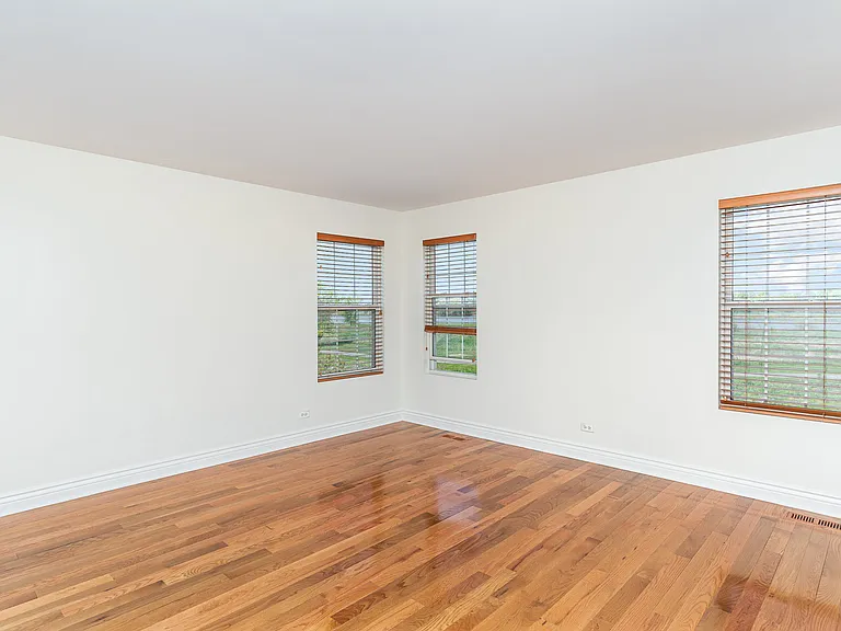 593 Springbrook Trl N — Photo 9