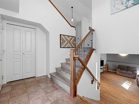 4th image of 8 S Irving Cres