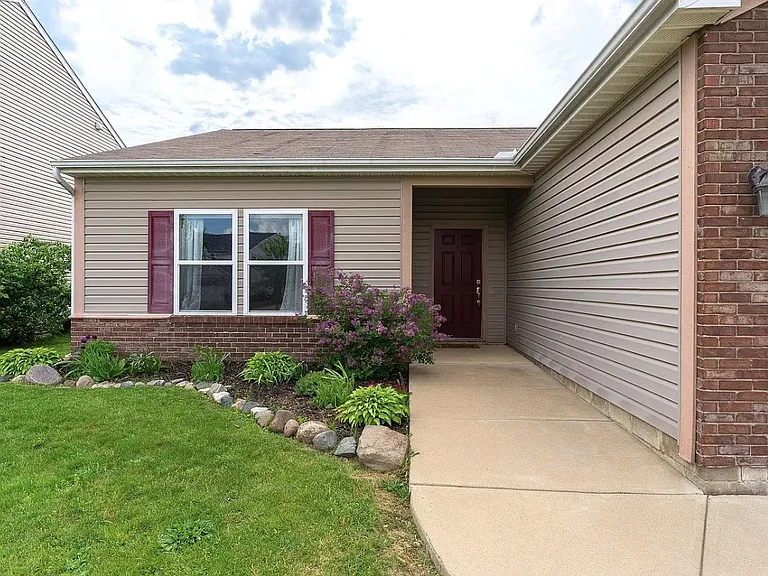 4570 Matthew St — Photo 2