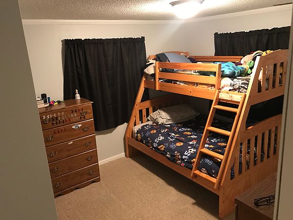 4th image of 913 Oak Ln