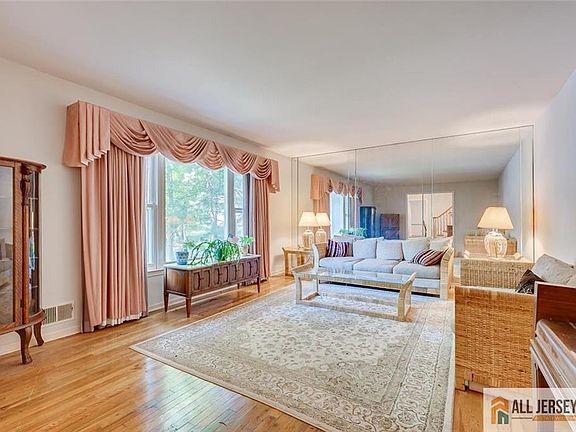 2nd image of 22 Woodgate Dr