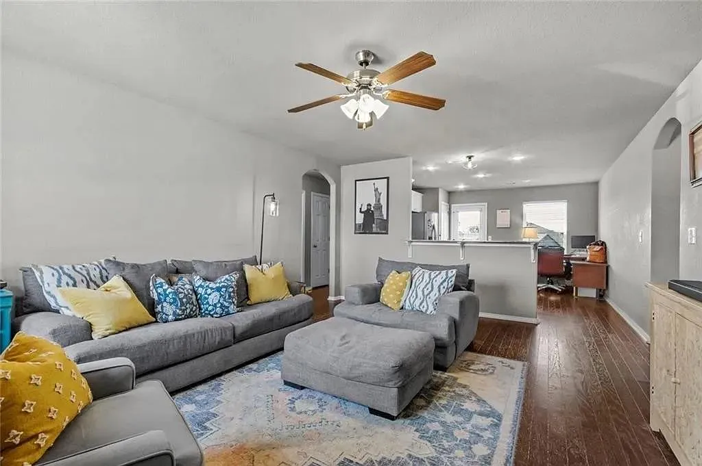 3 bed, 1300 sqft, $1,995 — Photo 2