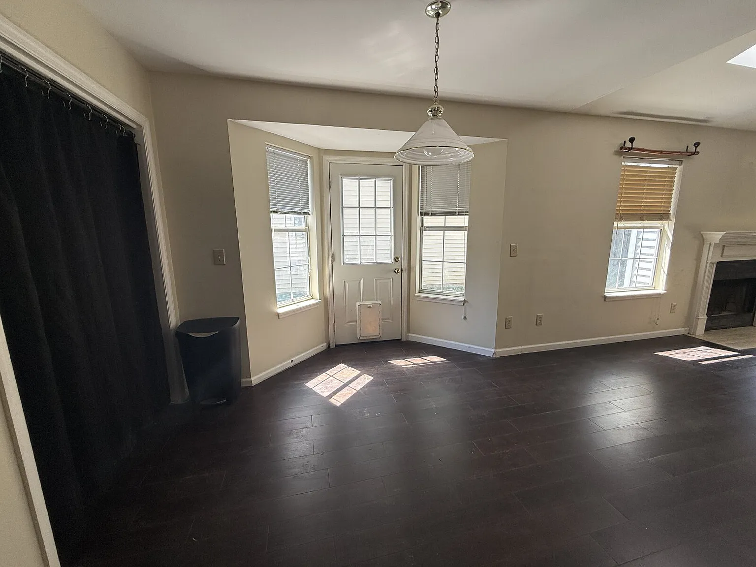3 bed, 2.0 bath, 1138 sqft, $2,300 — Photo 3