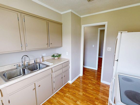 4th image of 2722 Lake Dr