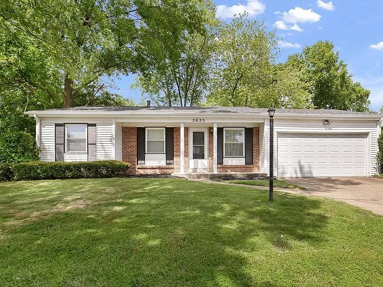 2025 Avon Dr — Photo 1