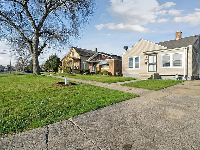 18417 Albion St — Photo 10