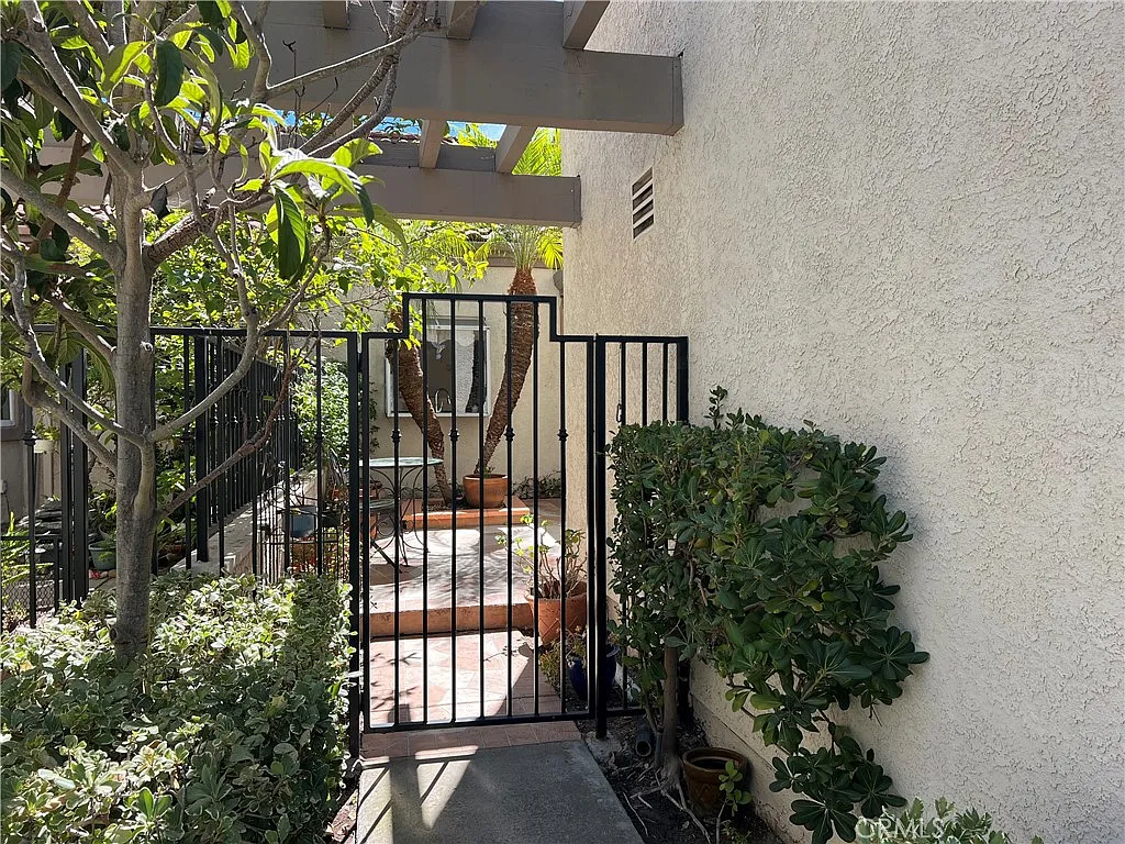 2 bed, 2.5 bath, 1429 sqft, $4,200 — Photo 3