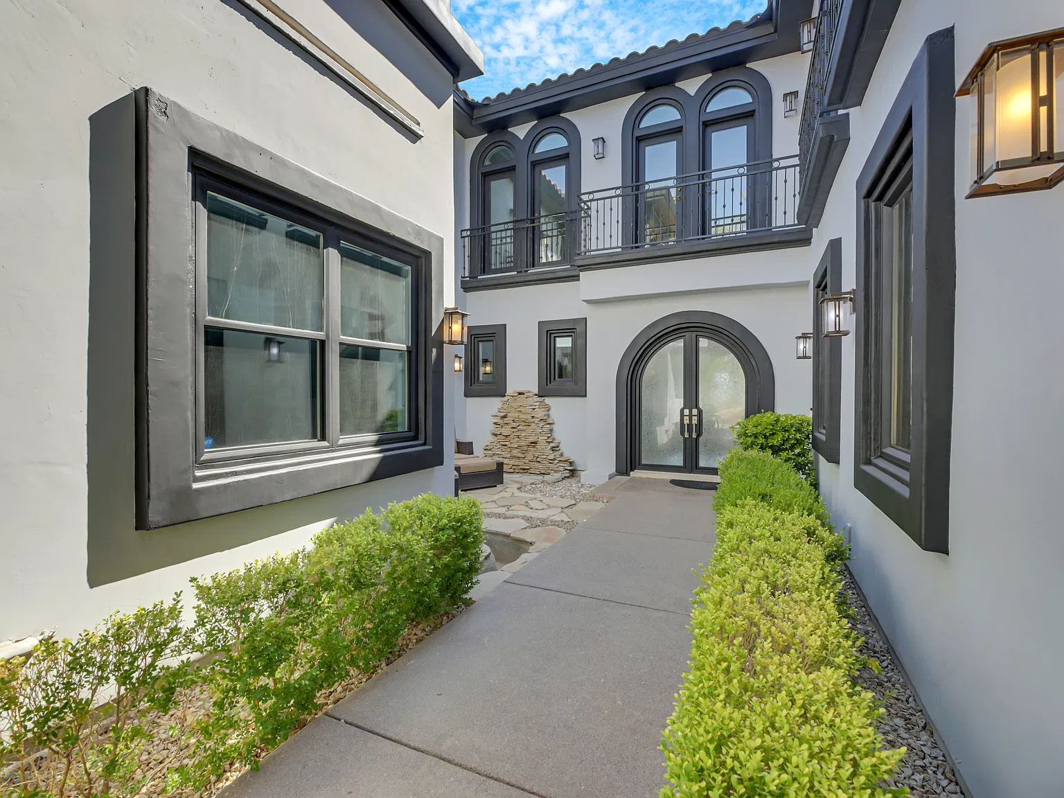 6 bed, 6.5 bath, 7790 sqft, $18,000 — Photo 3