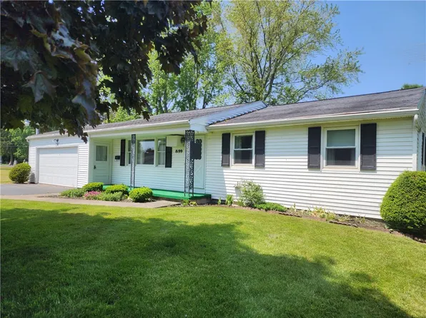 8199 Grist Mill Dr, Lyons, NY 14489