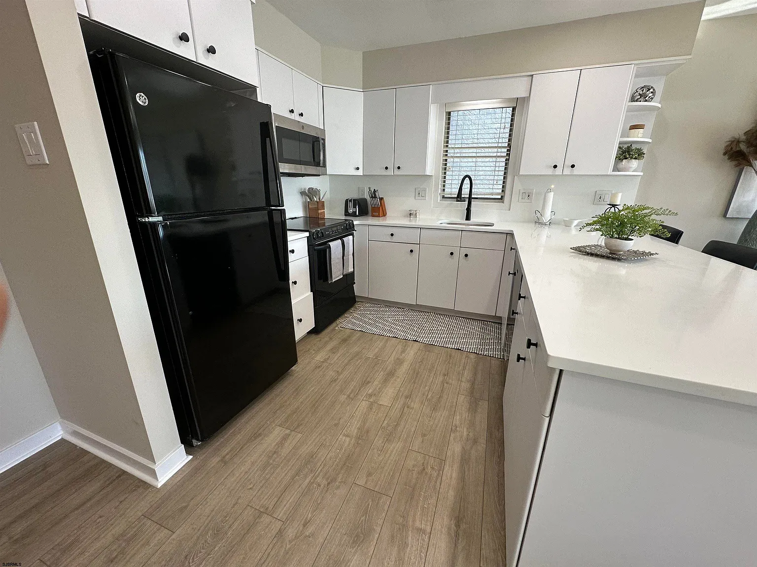 2 bed, 1.5 bath, $1,600 — Photo 2
