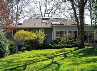 1610 Sonria Pl, Saanich, BC V8P 1P4