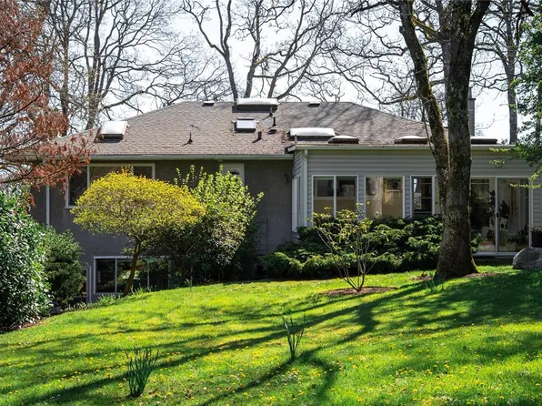 1610 Sonria Pl, Saanich, BC V8P 1P4