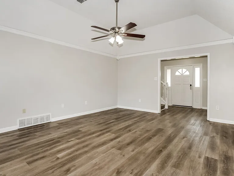 7308 Schilling Cv E — Photo 5