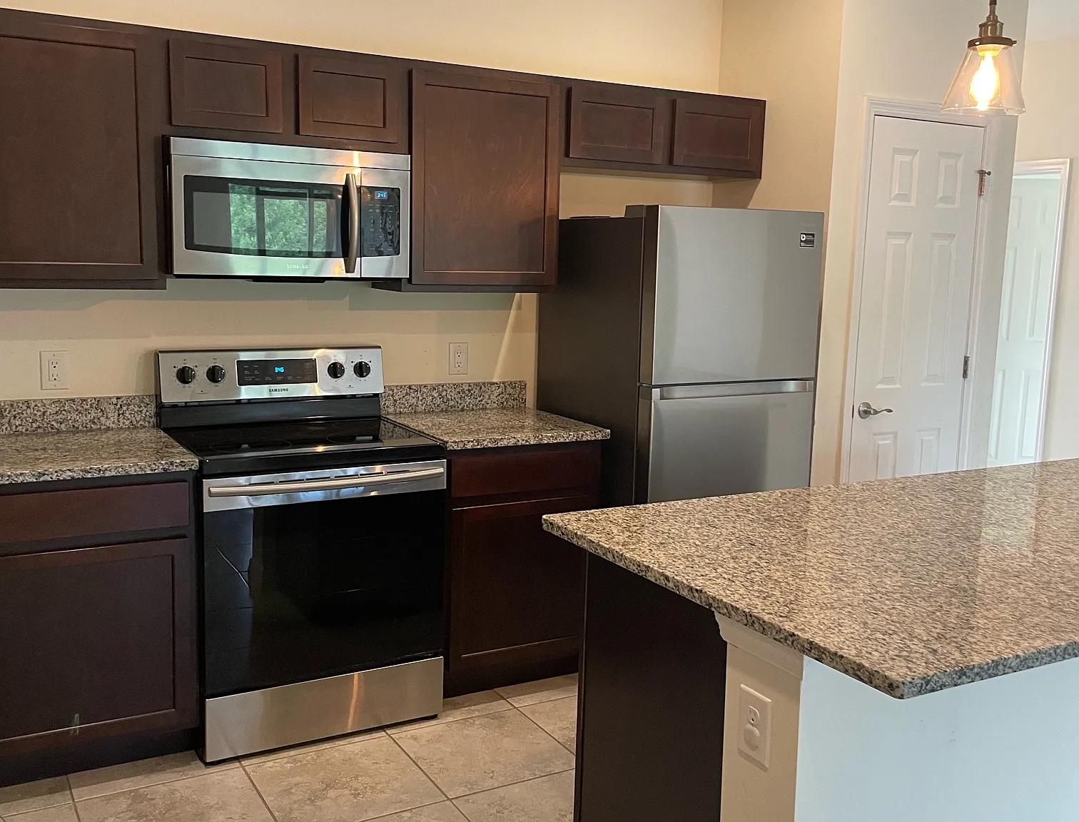 3 bed, 1255 sqft, $1,675 — Photo 3