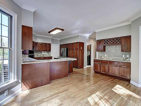 4th image of 8 Caitlin Ct #0