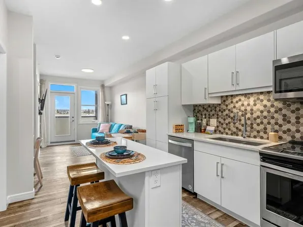 80 W Greenbriar Pl NW #2410, Calgary, AB T3B 6J4