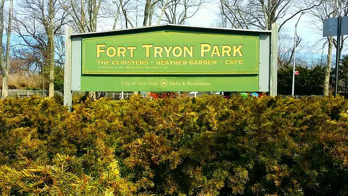 Sold by Douglas Elliman | media 18