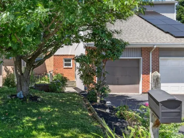316 Parkside Dr, Macungie, PA 18062