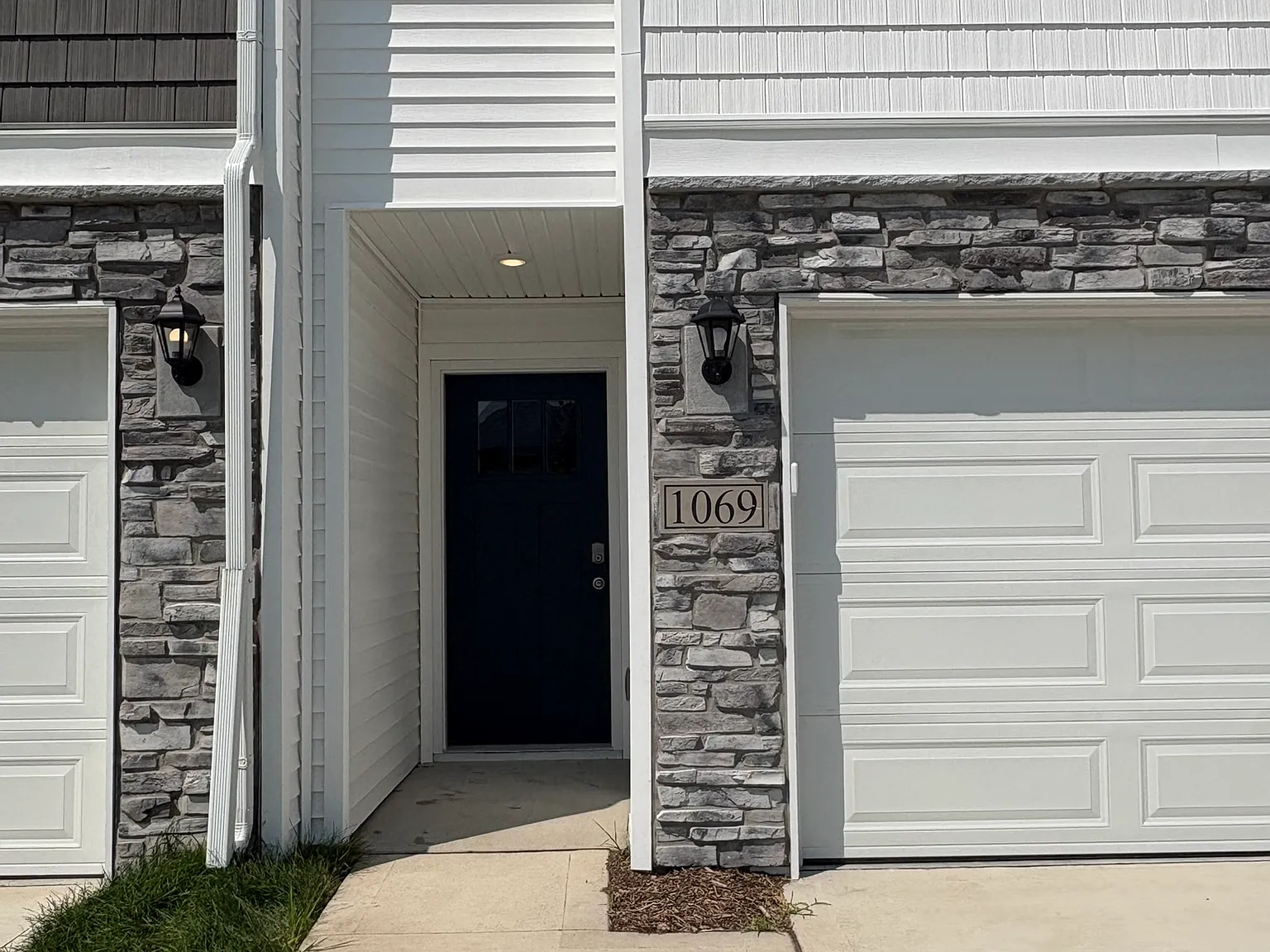 4 bed, 2.5 bath, 1707 sqft, $2,215 — Photo 2