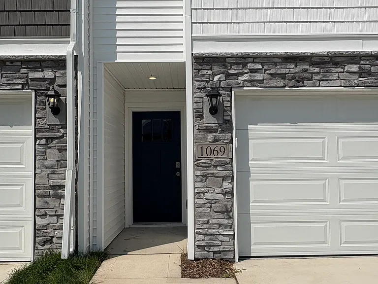1069 Daisy Ln #1 — Photo 2