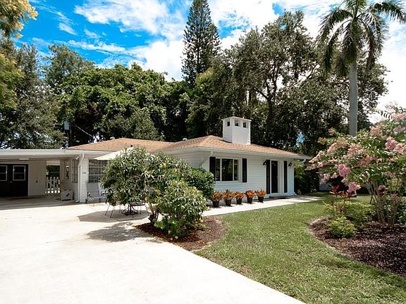 Lots of Front yard space