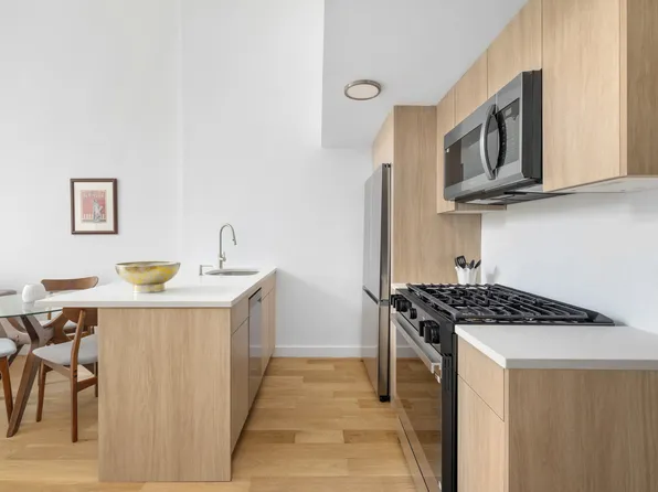 93 Waverly Avenue image 5 of 9